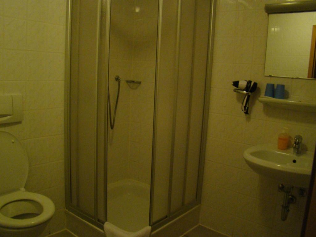 Burg Katzenstein Hotel Room photo